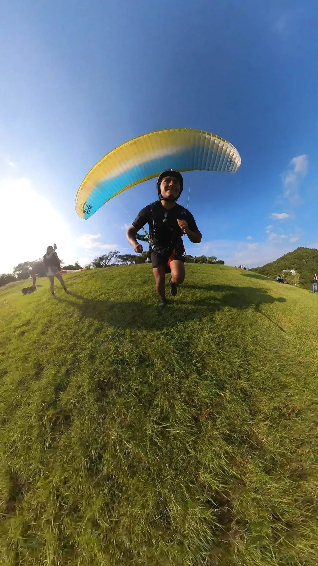 Preparación para despegue en parapente