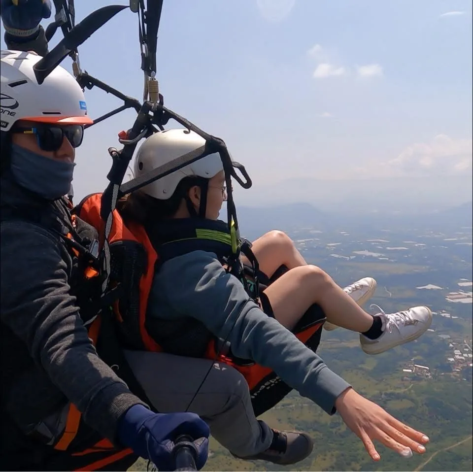 Pasajera en vuelo tándem