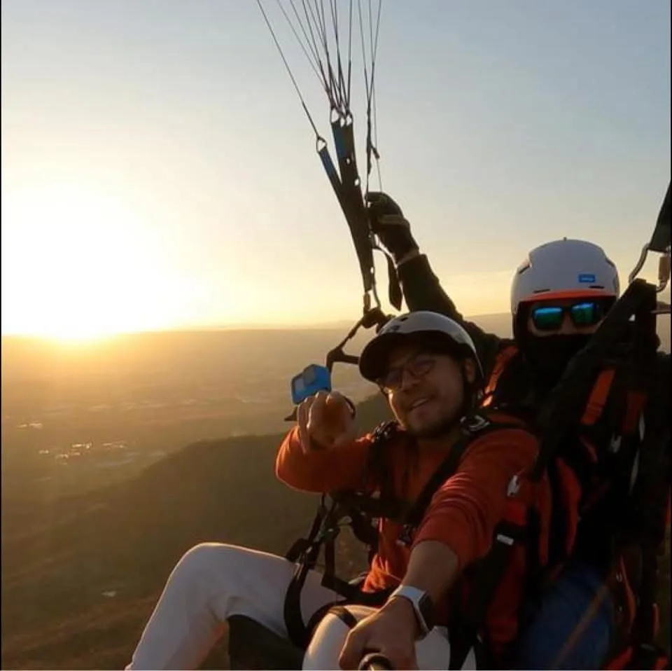 Vuelo en parapente al atardecer